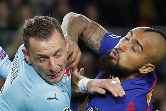 Der Prager Vladimir Coufal (l) und Arturo Vidal (r) vom FC Barcelona im Clinch beim Kampf um den Ball.