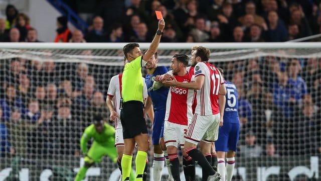 Schiedsrichter Gianluca Rocchi zeigt Daley Blind (r) von Ajax Amsterdam die Rote Karte.