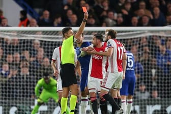 Schiedsrichter Gianluca Rocchi zeigt Daley Blind (r) von Ajax Amsterdam die Rote Karte.
