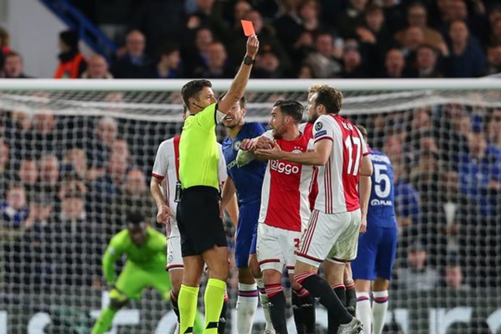 Schiedsrichter Gianluca Rocchi zeigt Daley Blind (r) von Ajax Amsterdam die Rote Karte.