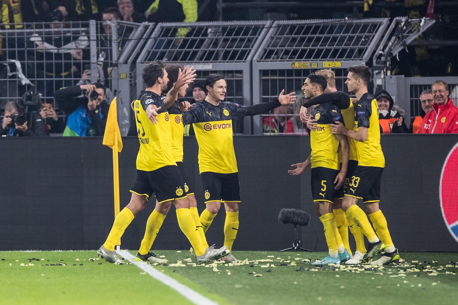 3:2 gegen Inter Mailand – der Sieg von Borussia Dortmund war eine Energieleistung. Dabei konnten sich einige BVB-Stars groß auszeichnen – andere wiederum erlebten keinen guten Tag. Die Einzelkritik zum Erfolg der Schwarz-Gelben.