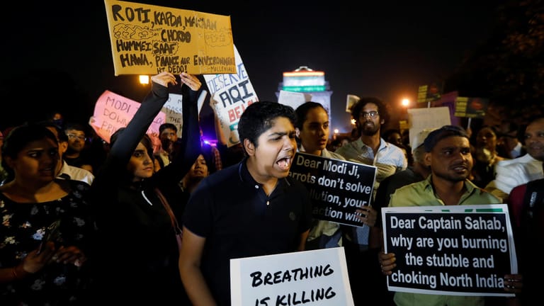 Bürger in Neu-Delhi demonstrieren gegen die Untätigkeit der Regierung bei der Luftreinhaltung.
