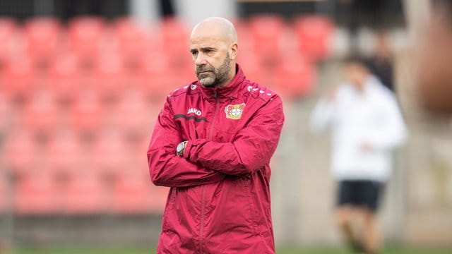 Leverkusens Trainer Peter Bosz hat die Hoffnung auf das Weiterkommen pflichtschuldig nicht aufgegeben.