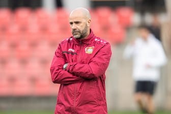 Leverkusens Trainer Peter Bosz hat die Hoffnung auf das Weiterkommen pflichtschuldig nicht aufgegeben.