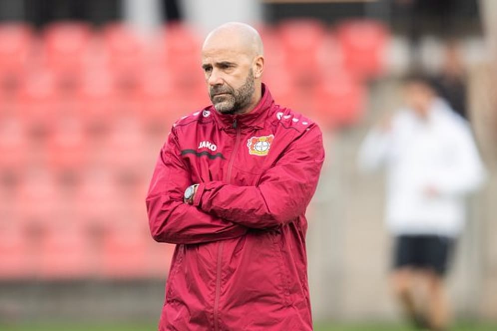 Leverkusens Trainer Peter Bosz hat die Hoffnung auf das Weiterkommen pflichtschuldig nicht aufgegeben.