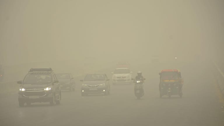 Nein, das ist kein Sandsturm. Das ist Smog in Indien.