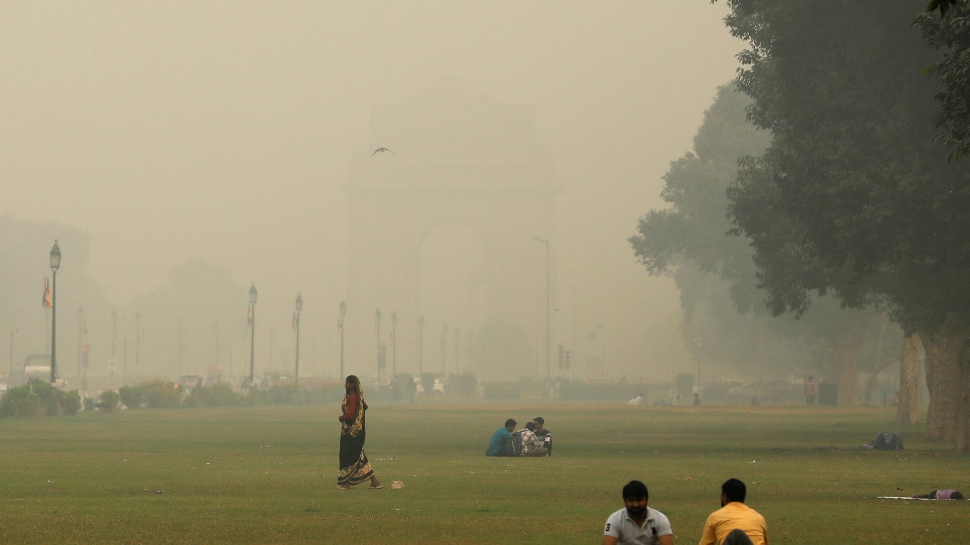 Ein Park in Neu-Delhi. Das Gate of India im Hintergrund ist wegen des Smogs kaum zu erkennen.