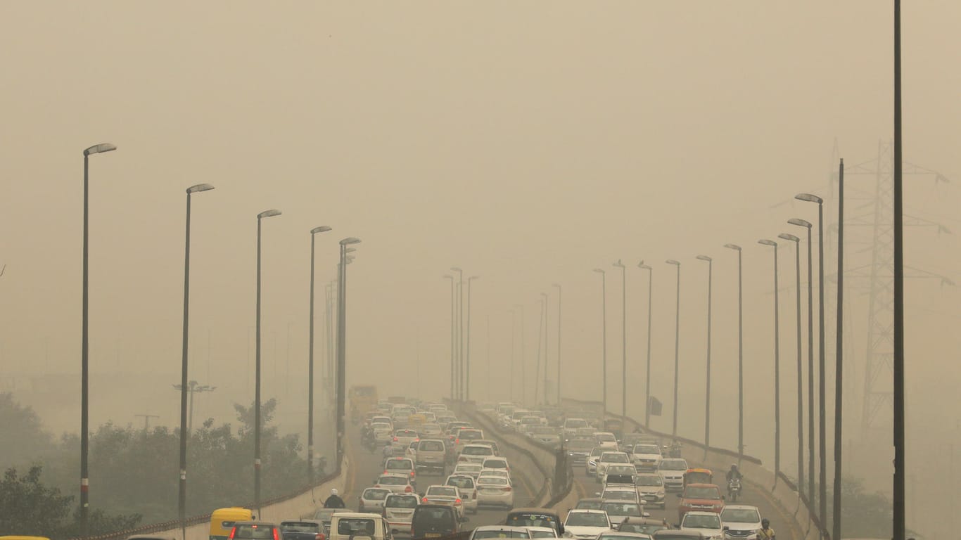 Der Autoverkehr trägt erheblich zur Luftverschmutzung bei.