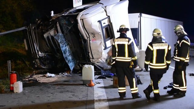 Wodka-Laster kippt um - A10 gesperrt Wodka-Laster kippt um - A10 gesperrt