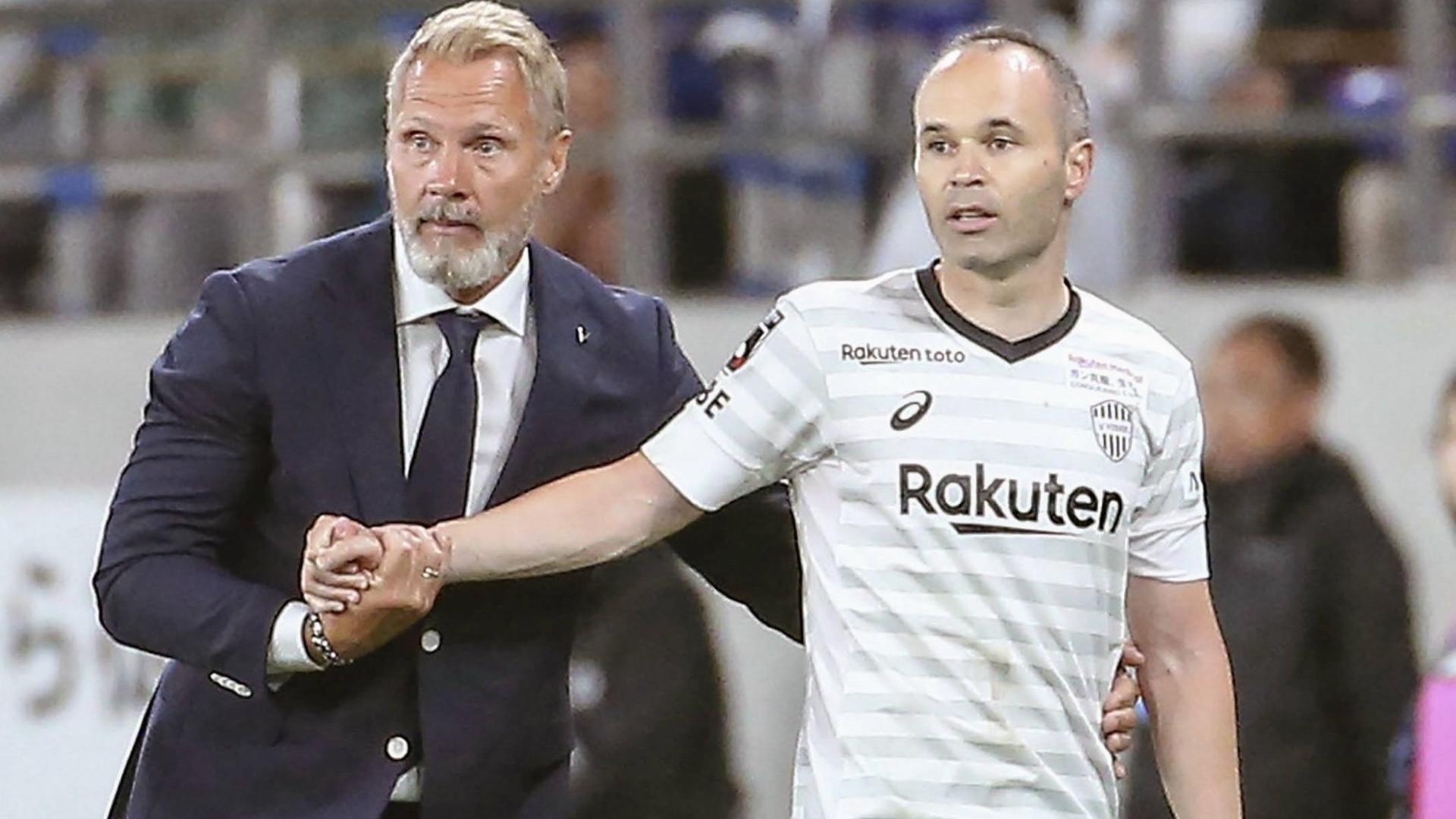 Trainer Fink links schwärmt von der Zusammenarbeit mit Andres Iniesta.