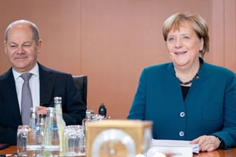 Betont optimistisch für die weitere Regierungsarbeit: Bundeskanzlerin Angela Merkel (CDU) und Finanzminister Olaf Scholz (SPD).