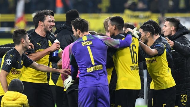 Die BVB-Spieler feiern das 3:2 gegen Inter Mailand.