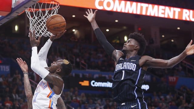 Feierte mit seinen Oklahoma City Thunder einen Sieg: Dennis Schröder (l). Feierte mit seinen Oklahoma City Thunder einen Sieg: Dennis Schröder (l).