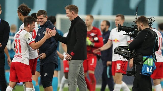 Auch in der Königsklasse durfte RB-Coach Julian Nagelsmann (r) mit seinen Spielern einen Sieg bejubeln.