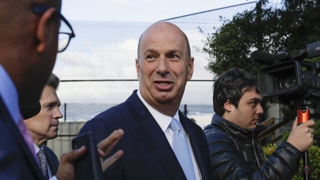 Gordon Sondland, US-Botschafter bei der EU, auf dem Weg zur Anhörung vor Abgeordneten des US-Repräsentantenhauses. Gordon Sondland, US-Botschafter bei der EU, auf dem Weg zur Anhörung vor Abgeordneten des US-Repräsentantenhauses.