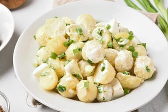 Kartoffelsalat: In dem Produkt der Firma Füngers Feinkost könnten sich Kunststoffteilchen befinden. (Symbolbild)