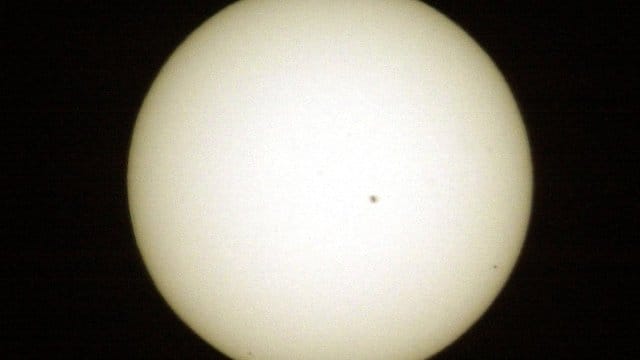 Merkurtransit: Der Planet Merkur ist rechts unten als winziger schwarzer Punkt vor der Sonne zu sehen.