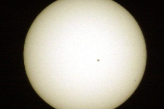 Merkurtransit: Der Planet Merkur ist rechts unten als winziger schwarzer Punkt vor der Sonne zu sehen.