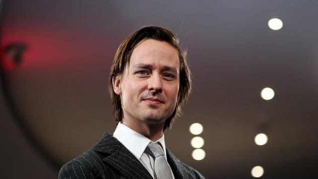 Tom Schilling ist der Piano Man.