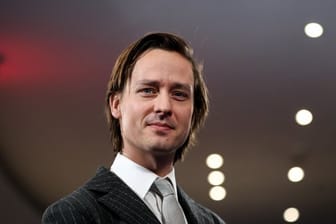 Tom Schilling ist der Piano Man.