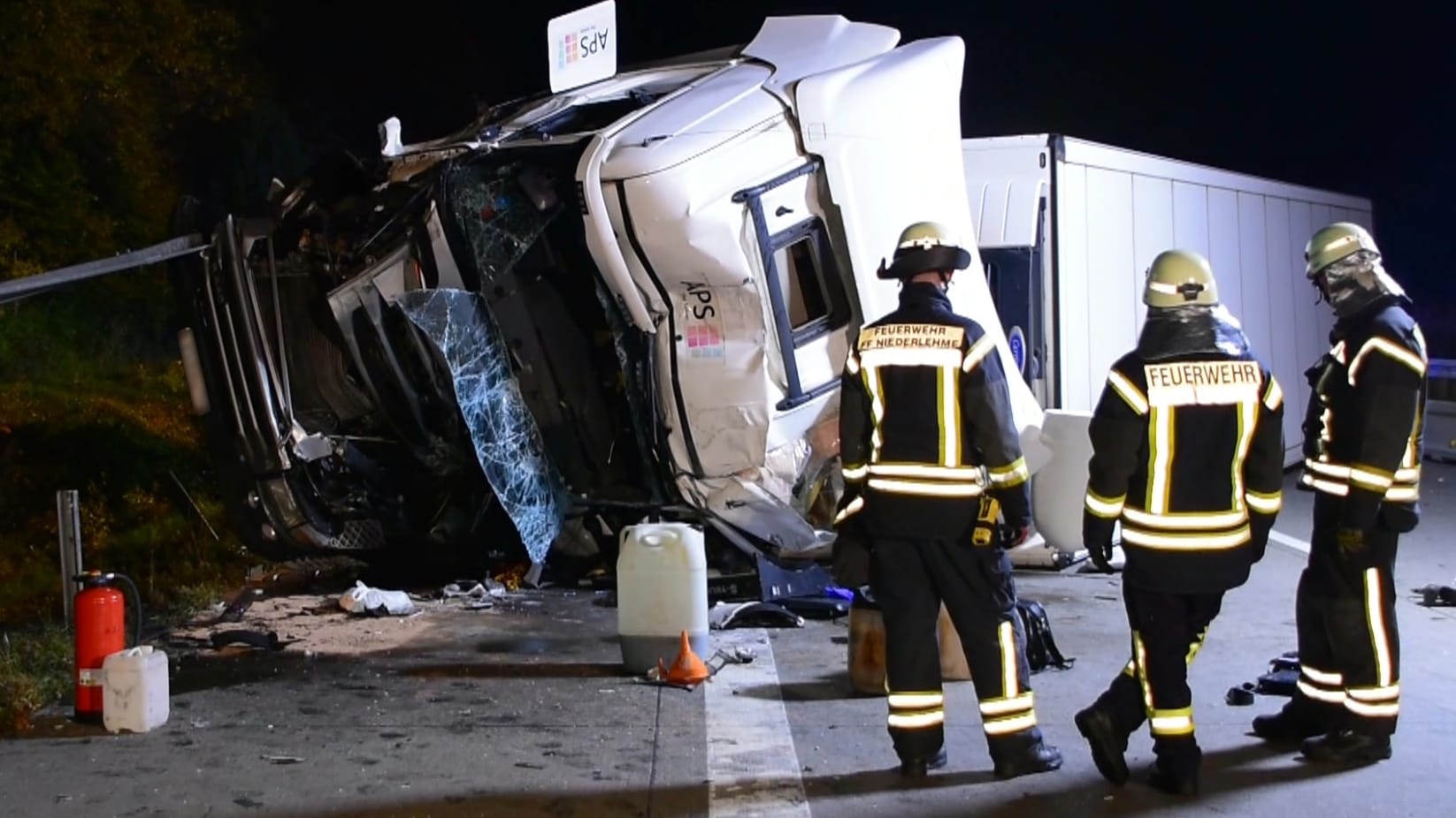 Feuerwehrleute untersuchen den umgekippten Lastwagen: Die dreispurige Autobahn Richtung Frankfurt(Oder) musste in beiden Richtungen gesperrt werden.