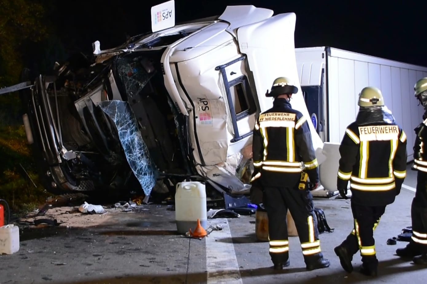 Feuerwehrleute untersuchen den umgekippten Lastwagen: Die dreispurige Autobahn Richtung Frankfurt(Oder) musste in beiden Richtungen gesperrt werden.