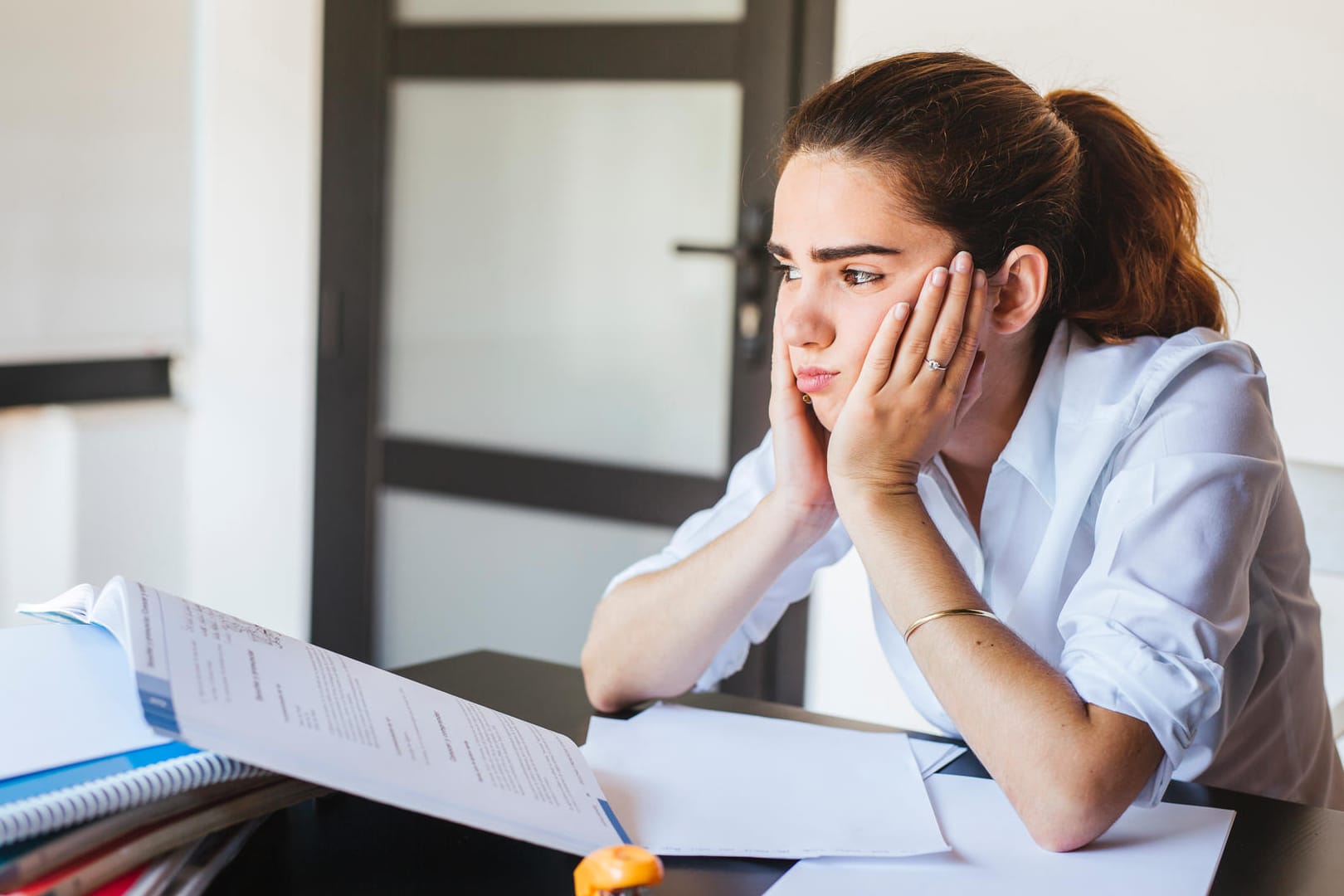 Gelangweilt am Schreibtisch: Unternehmen sollten darauf achten, ihren Mitarbeitern auch einfache Aufgaben zu geben.