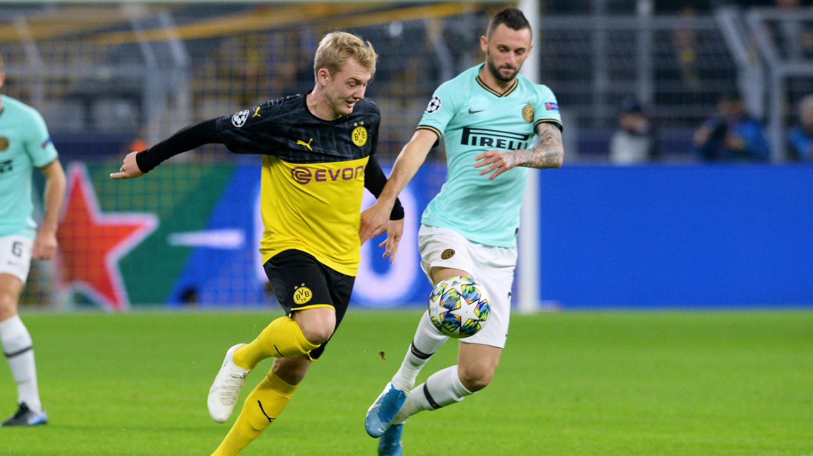 Marcelo Brozovic (r.) zeigte eine Glanzleistung vor dem 2:0.