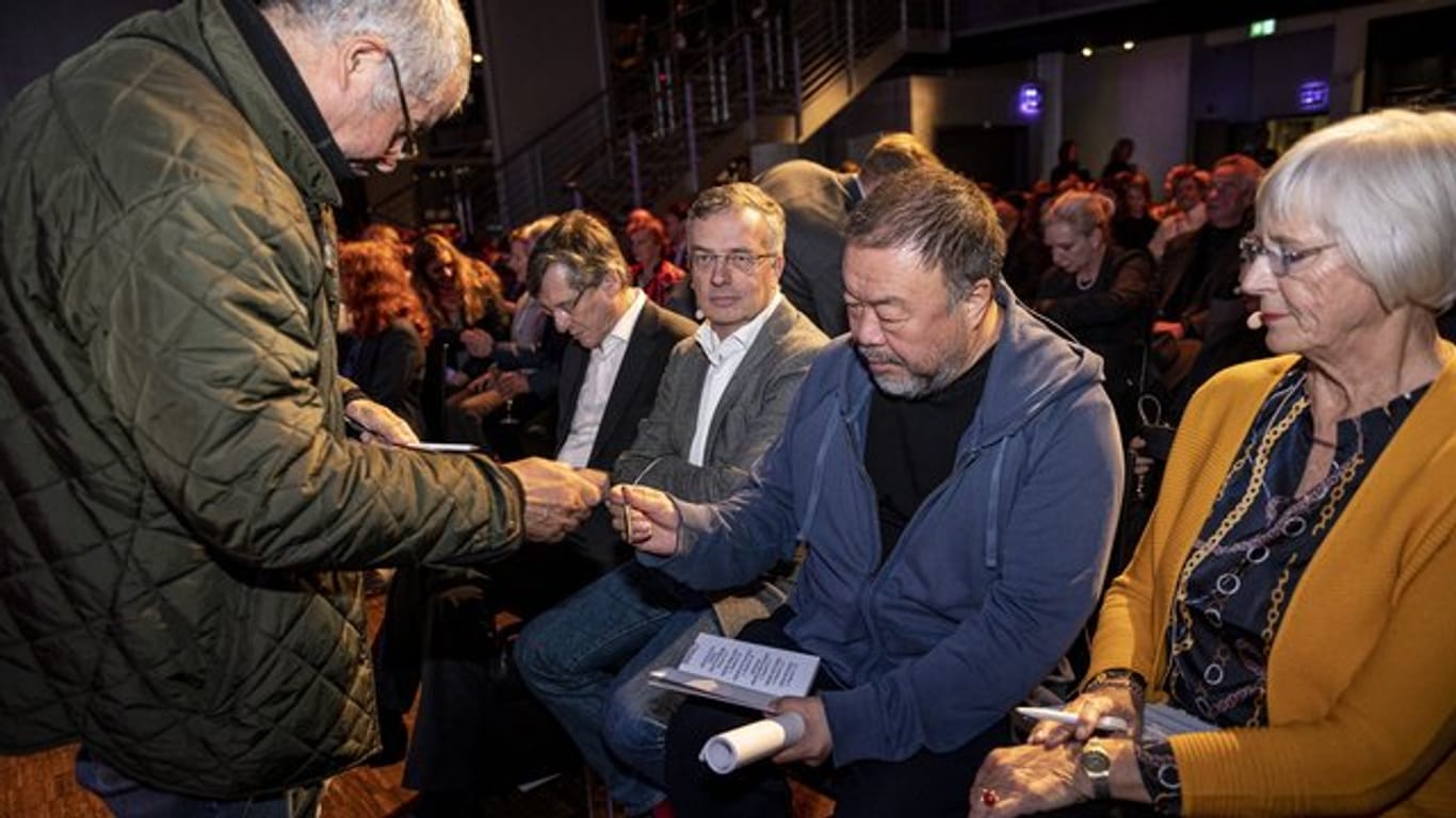 Ai Weiwei signiert in Berlin sein neues Buch "Manifest ohne Grenzen".