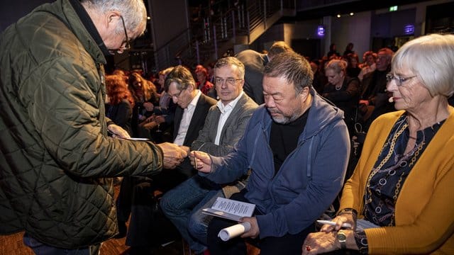 Ai Weiwei signiert in Berlin sein neues Buch "Manifest ohne Grenzen". Ai Weiwei signiert in Berlin sein neues Buch "Manifest ohne Grenzen".