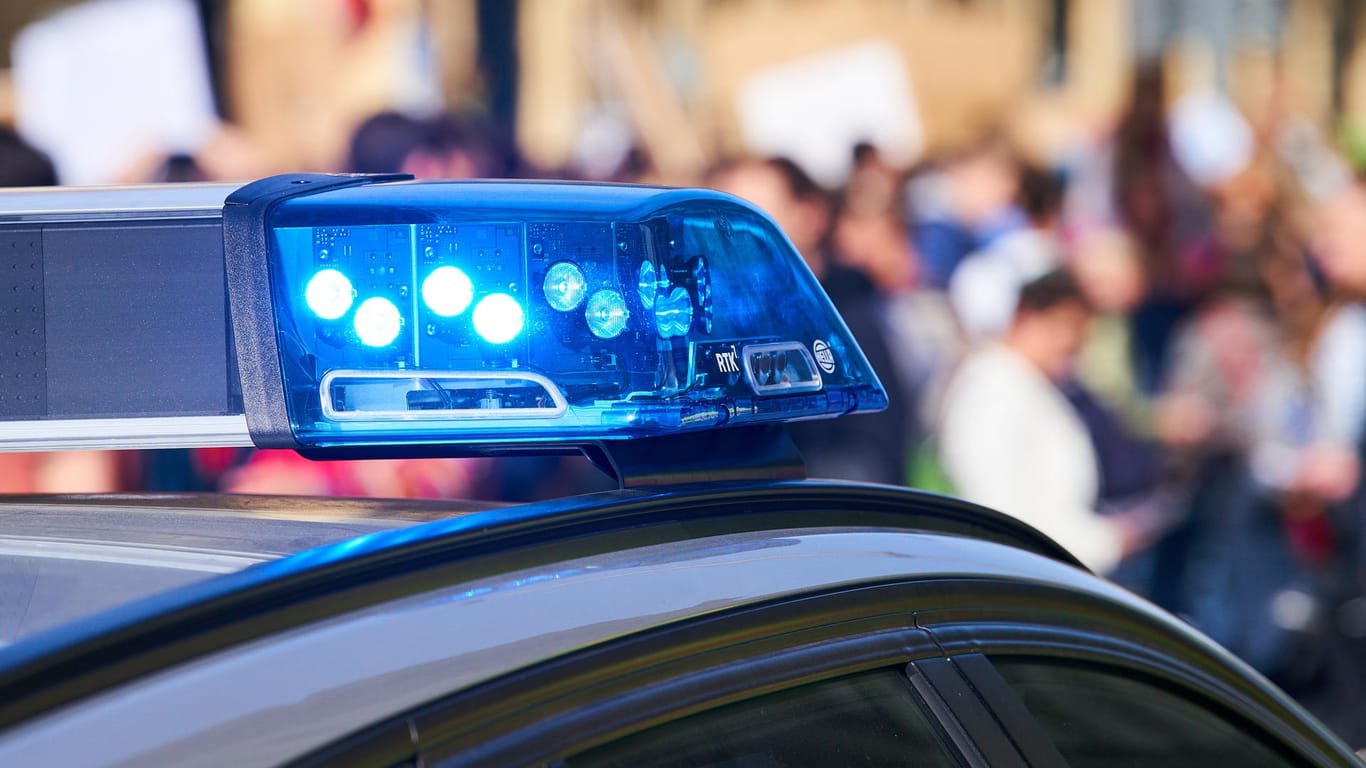 Blaulicht auf einem Polizeiwagen: In Hagen wurde bei einem Autounfall ein Teenager verletzt. .