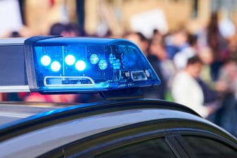 Blaulicht auf einem Polizeiwagen: In Hagen wurde bei einem Autounfall ein Teenager verletzt. .