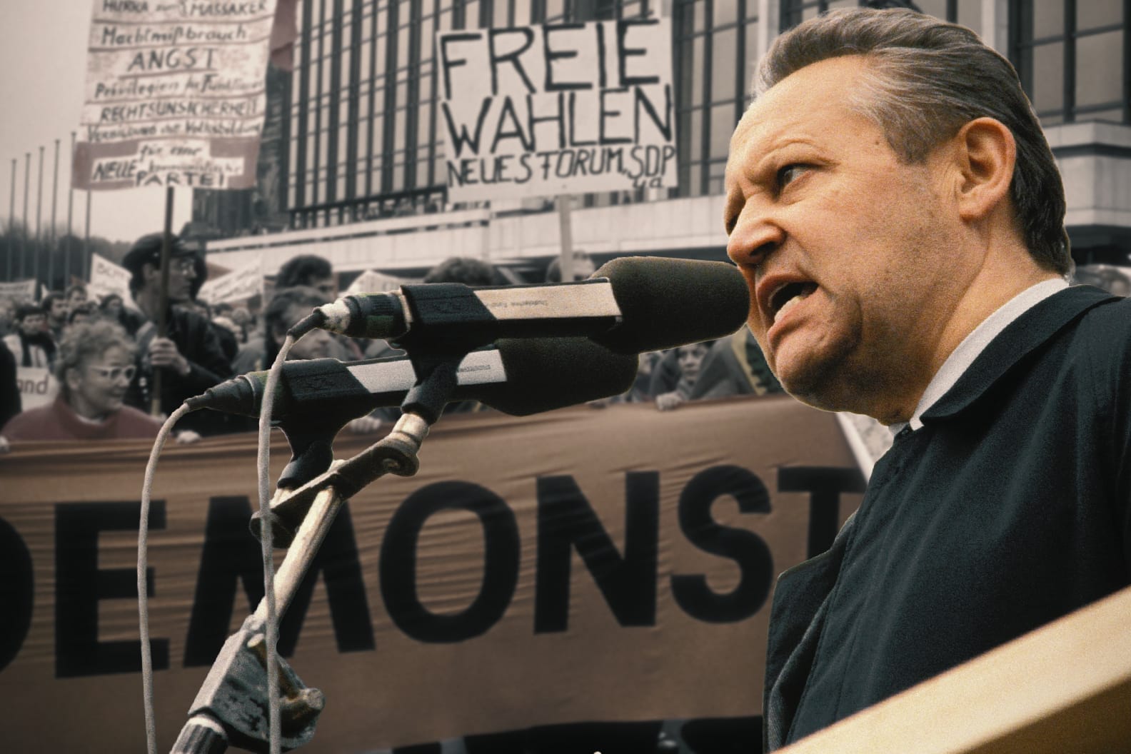 Günter Schabowski spricht auf der Alexanderplatz-Demonstration am 4. November 1989. Die Demonstranten fordern freie Wahlen in der DDR. (Fotomontage)