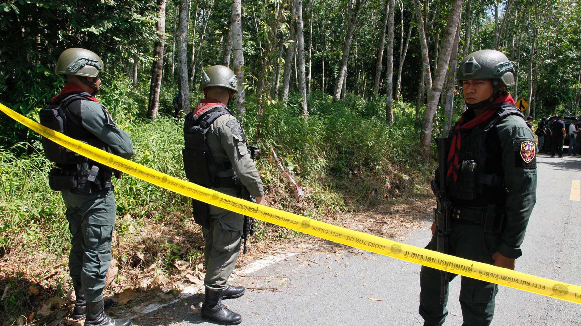 Polizisten sichern eine Straße nach dem Angriff in der thailändischen Provinz Yala: Seit 2004 wurden rund 7.000 Menschen in dem Konflikt getötet.