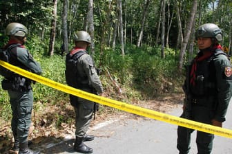 Polizisten sichern eine Straße nach dem Angriff in der thailändischen Provinz Yala: Seit 2004 wurden rund 7.000 Menschen in dem Konflikt getötet.