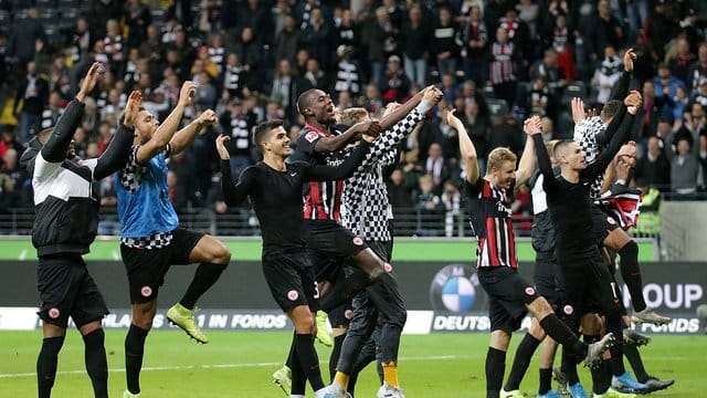 Die Eintracht-Spieler hoffen auch ohne Fans in Lüttich jubeln zu können.