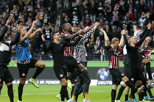 Die Eintracht-Spieler hoffen auch ohne Fans in Lüttich jubeln zu können.