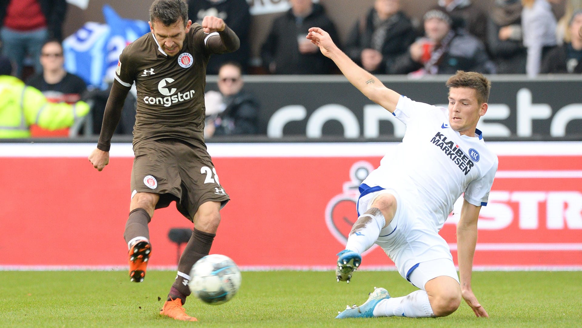 Marvin Wanitzek im Zweikampf: Der KSC-Spieler kann sich eine Vertragsverlängerung vorstellen.