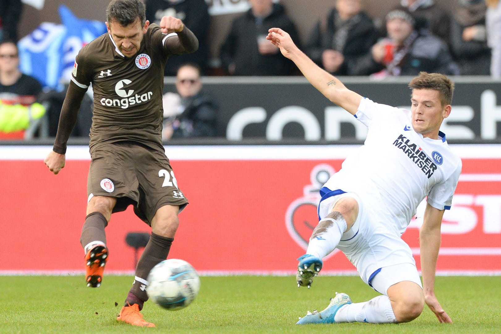 Marvin Wanitzek im Zweikampf: Der KSC-Spieler kann sich eine Vertragsverlängerung vorstellen.