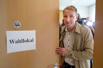 AfD-Landeschef Björn Höcke nach seiner Stimmabgabe im thüringischen Bornhagen.