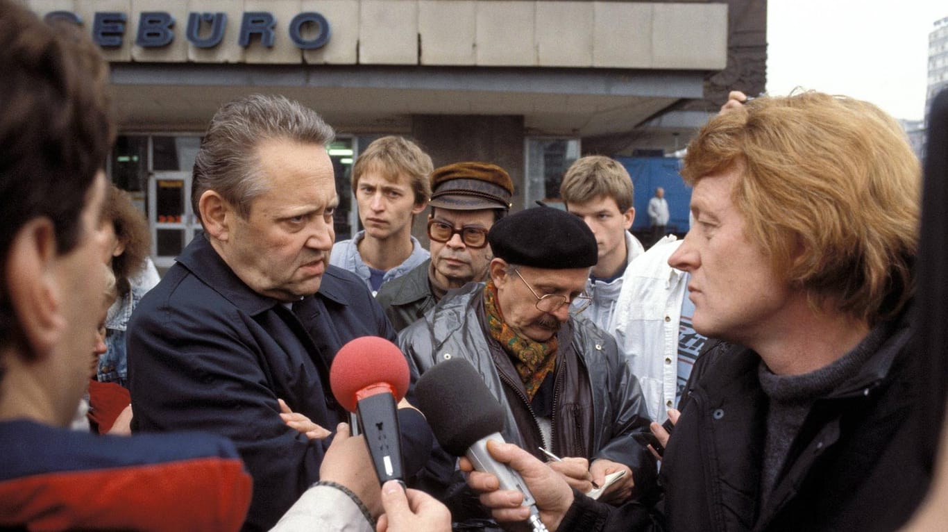 Günter Schabowski: Mitglied des ZK der SED, während der Protestkundgebung in Berlin-Mitte, im Gespräch mit einem Journalisten.