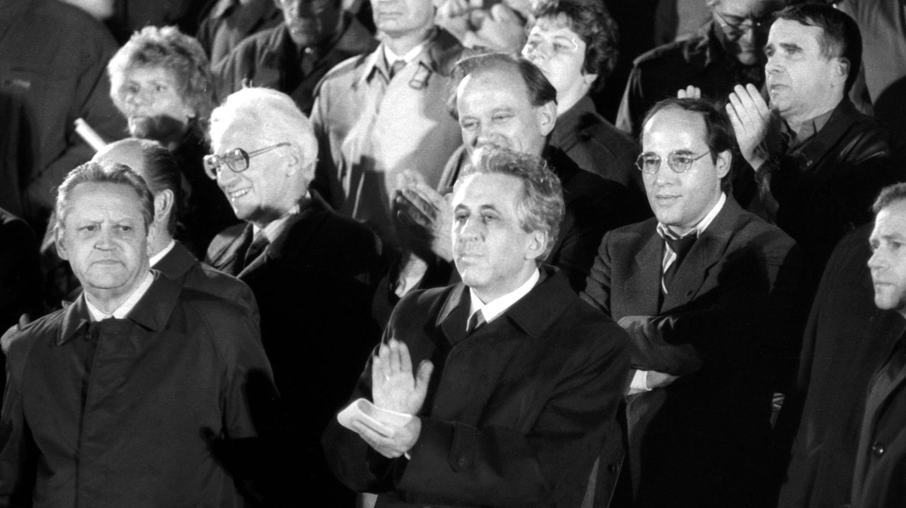 Günter Schabowski, Egon Krenz und andere SED-Funktionäre: Hier auf einer Protestkundgebung im Lustgarten.