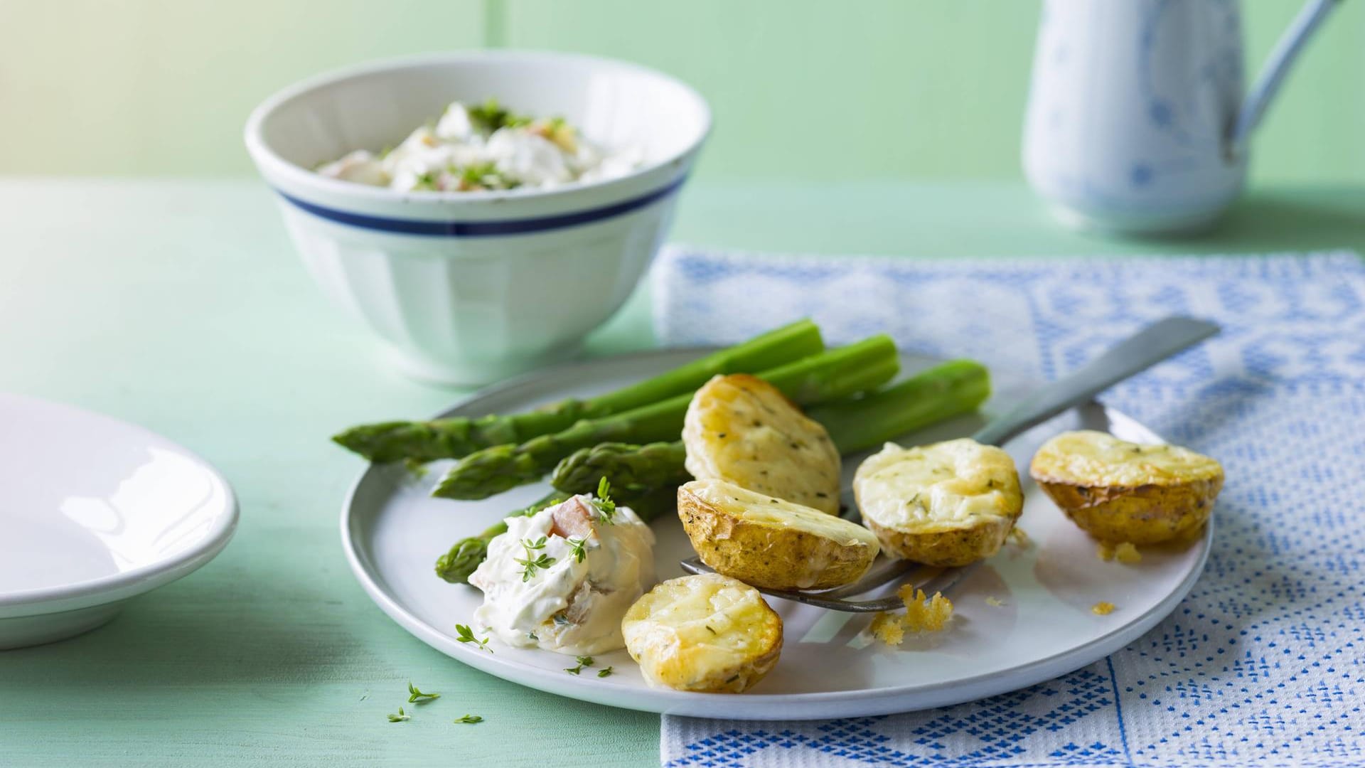 Gegrillte Kartoffeln mit Spargel und Sour Cream: Mit Kartoffeln lassen sich die vielfältigsten Gerichte zusammenstellen.