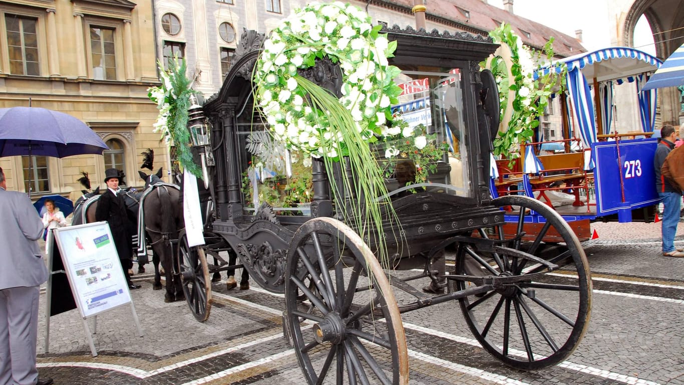 Historische Bestattungskutsche während eines Aktionstages in München: Vor allem in Niedersachsen wollen immer mehr Menschen in einer Kutsche zum Friedhof transportiert werden.