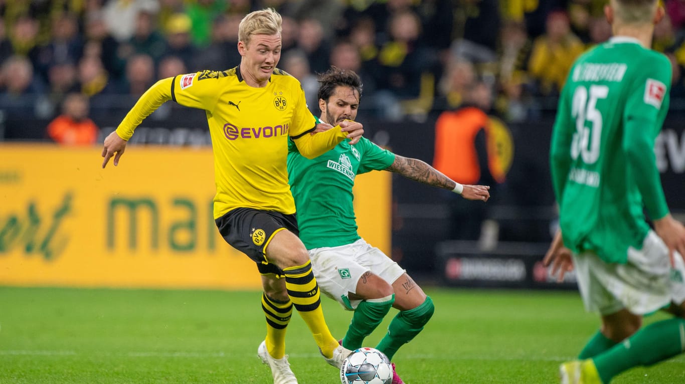 Dortmunds Julian Brandt (l.) im Zweikampf mit Bremens Leonardo Bittencourt: Das DFB-Pokal-Achtelfinale zwischen Dortmund und Bremen wird live im Free-TV übertragen.