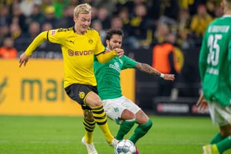 Dortmunds Julian Brandt (l.) im Zweikampf mit Bremens Leonardo Bittencourt: Das DFB-Pokal-Achtelfinale zwischen Dortmund und Bremen wird live im Free-TV übertragen.
