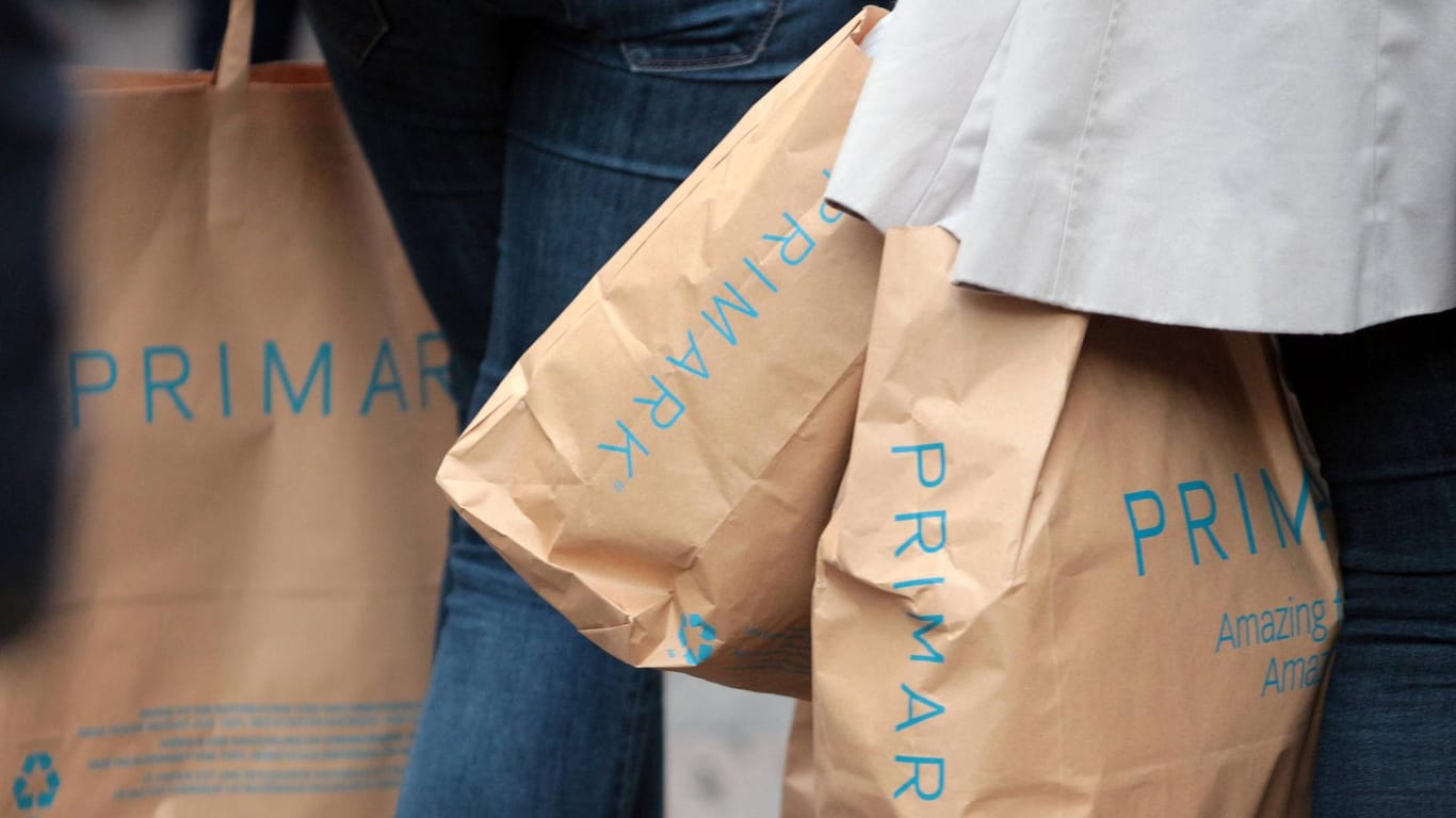 Frauen tragen Papiertüten mit Aufschrift Primark: In Kiel hat eine neue Filiale eröffnet.