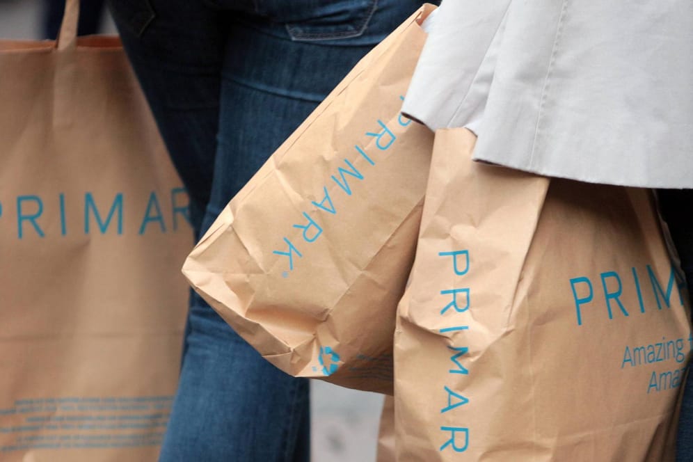 Frauen tragen Papiertüten mit Aufschrift Primark: In Kiel hat eine neue Filiale eröffnet.