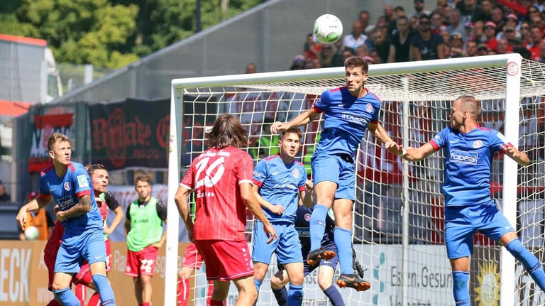Spieler des Wuppertaler SV beim Match gegen RWE im letzten Jahr: Bei der Partie am Sonntag bleiben die Ultras von RWE fern.
