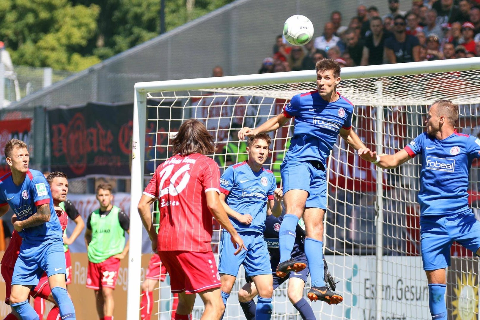 Spieler des Wuppertaler SV beim Match gegen RWE im letzten Jahr: Bei der Partie am Sonntag bleiben die Ultras von RWE fern.